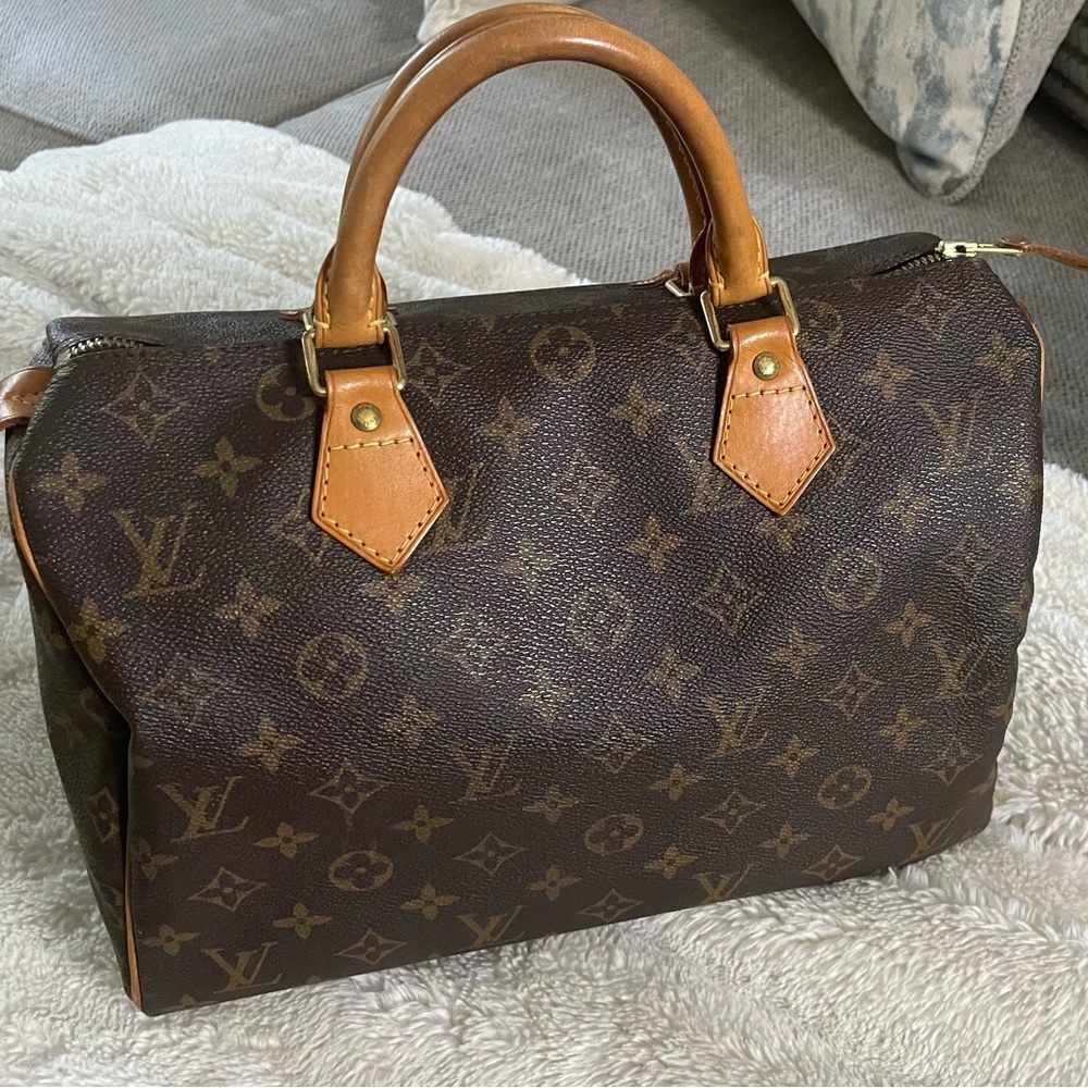 Lous vuitton speedy 30... it is in good condition